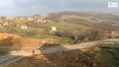 Активизирало се свлачище може да откъсне от света село край Златарица