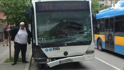 Градски автобус се е блъснал в пет коли в София