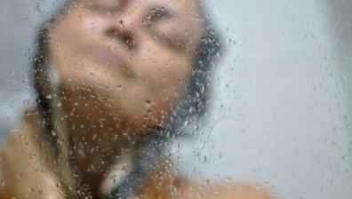 Какво се случва с тялото ни, когато прекаляваме с къпането?