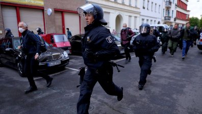 Щутгарт "извън контрол" - плячкосвания, ранени полицаи, сблъсъци