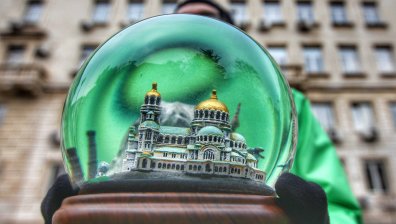 "Грийнпийс&ldquo; връчиха на Фандъкова преспапие с мръсен софийски въздух