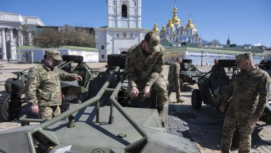 Войници оцеляват без храна, с дъждовна вода и сняг на фронта в Украйна