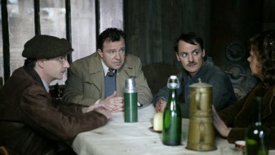 Лоран изчезва, а комунистическите конспиратори планират тайна среща
