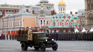 Тържествен военен парад на "Червения площад"