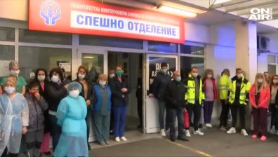 Бургаски медици на мълчаливо бдение в памет на колеги, починали от коронавирус 