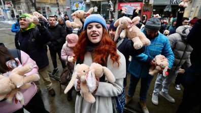 Плюшени зайчета в центъра на протест срещу Борислав Сарафов (СНИМКИ)