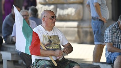 Първи протест срещу кабинета "Радев": "Оставка" (СНИМКИ)