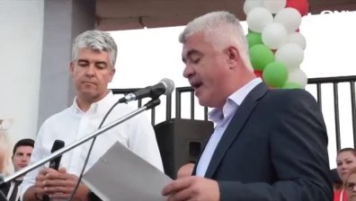 Откриха паметник на Наим Сюлейманоглу в родния му Момчилград