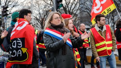 Зрелищни протести във Франция заради пенсионната реформа