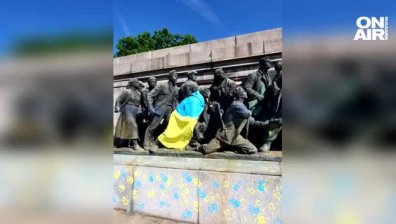 Изрисуваха "Братската могила" в Борисовата градина в цветовете на Украйна