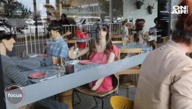 Манекени, облечени като клиенти, изпълниха ресторанти по света