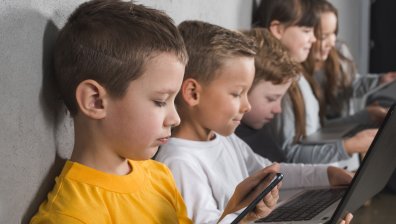 Забрани за деца в социалните мрежи: Как да не се превръщаме в диктатори