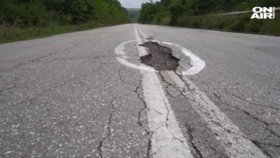 Иронични надписи "Срам", "Винетка" и "С любов към АПИ" на пътя Русе – Кубрат