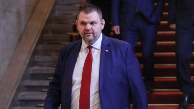 Пеевски показа документи с ПП-ДБ и ГЕРБ: "Лъжците не могат да избягат от миналото"