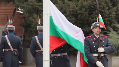 Националният трибагреник бе издигнат на Паметника на Незнайния войн в София