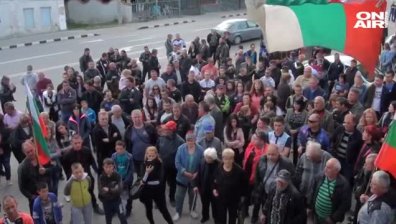 Жители на Кърнаре излязоха на протест, блокираха Подбалканския път