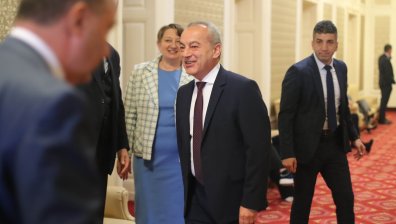 Премиерът Гълъб Донев се яви на парламентарен контрол