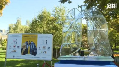 "Поеми дъх с надежда": Ледена скулптура показва последствията от белодробната фиброза