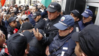 Протестът пред КЕВР ескалира