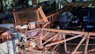 Вятърът събори 50-метров кран върху няколко лодки в Поморие