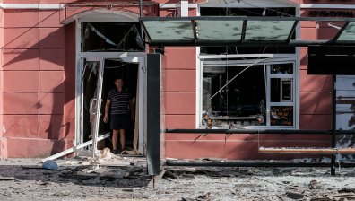 8 души загинаха при руска атака над Чернигов, Зеленски поиска още ПВО системи