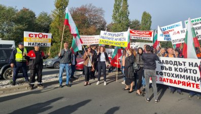 Работници в рафинерията на "Лукойл" блокираха АМ "Тракия"