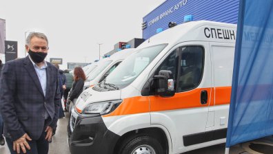 Кацаров предаде на 11 центъра за спешна медицинска помощ 18 нови оборудвани линейки