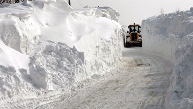 Разчистват 4-метрови преспи от един от най-красивите пътища в Румъния (+ВИДЕО)
