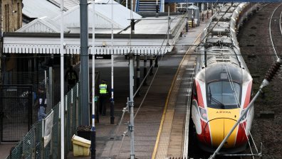 Девет души с животозастрашаващи рани след нападение с нож във Великобритания