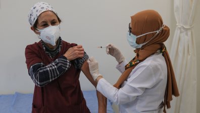 Урок по ваксиниране: Имунизираха над 70 000 медици в Турция за по-малко от ден