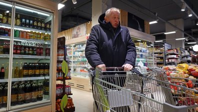 Инфлацията във Великобритания надхвърли 14%, принуди потребителите да пазаруват в по-евтини вериги