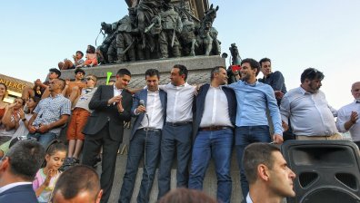 6-те месеца на кабинета "Петков": Серия от трусове и прекрачени червени линии
