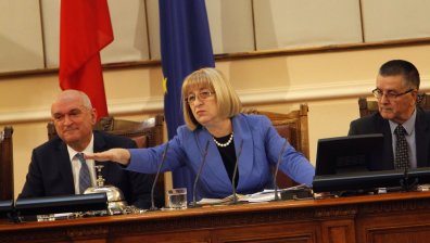 Сбогом, 43-ти парламент! Цачева удари за последен път звънеца