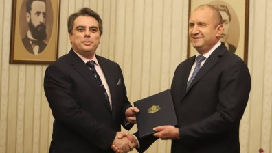 Радев връчи мандата на Василев: Очаквам адекватни решения и отстояване на националния интерес