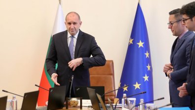Обществото дава висок кредит на доверие на Радев, но очаква реформи, смятат анализатори