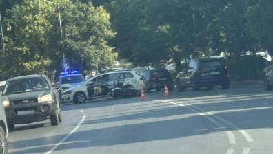 Такси и мотор се удариха в София, движението е затруднено