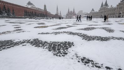 Хаос и десетки отменени полети след силни снеговалежи в Москва (+ВИДЕО)