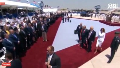 Мелания Тръмп плесна съпруга си по ръката