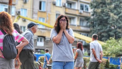 Полицаи вардят от софиянци рязането на 100-годишни дървета в центъра (+СНИМКИ)