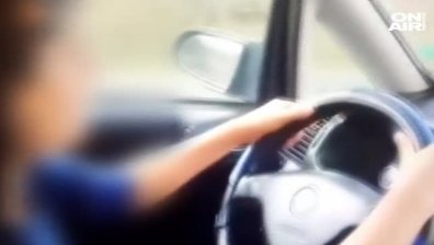 Глобяват майката, заснела как 13-годишният ѝ син шофира