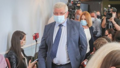 Ананиев предупреди: Затягаме мерките при 200 заразени на ден