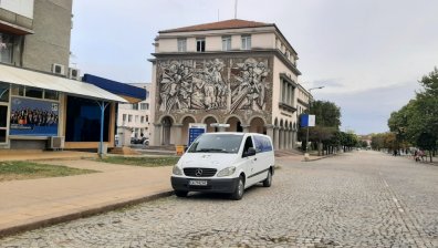 От Кърджали: Нагло паркиране пред партийна централа, дърветата са облепени с плакати