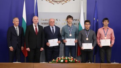 Росен Желязков награди медалистите ни от международни олимпиади