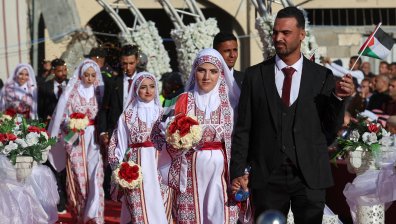 Сватба по време на война: 54 палестински двойки сключиха брак в бомбардирана Газа (+СНИМКИ)