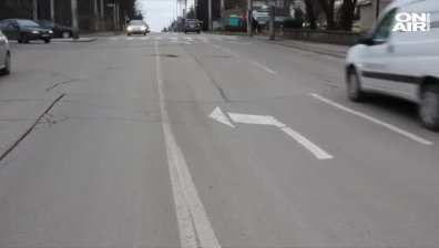 Пропадна 3-метров участък от натоварена улица в Добрич