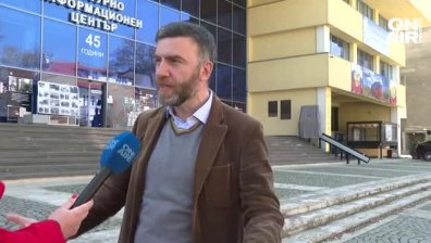 Мъжът с вързани ръце пред Руския културен център: Акцията ми не е протест, а разказ