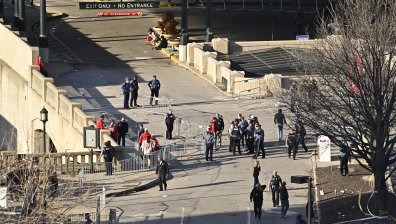 Има жертва при стрелбата на парада в Канзас, 7 души са с опасност за живота