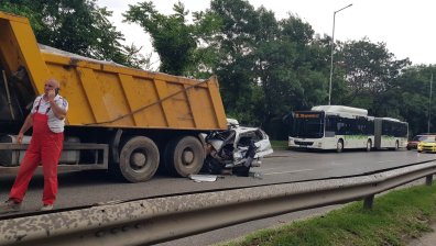 Кола се заклещи под камион: Мъж и две деца са ранени след тежка катастрофа в София