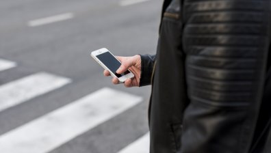 Телефон при пресичане на пешеходна пътека - вече вадим 100 лв. глоба