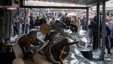 В Кочани разбиха заведението на собственика на фаталната дискотека "Пулс"